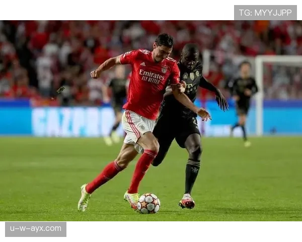 阿贾克斯创新进攻战术引爆足坛热议，球队状态成焦点