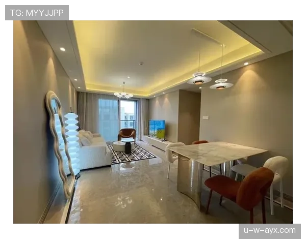 侯志慧试包的那张图，包比我家装修还值钱