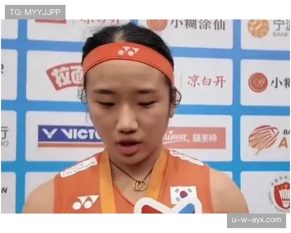 安洗莹随手一笑像隔壁女孩，肩上那个包把我瞬间降级成穷人